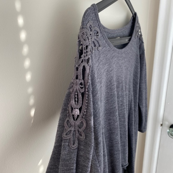 Hollister Long Sleeve - Picture 2 of 3